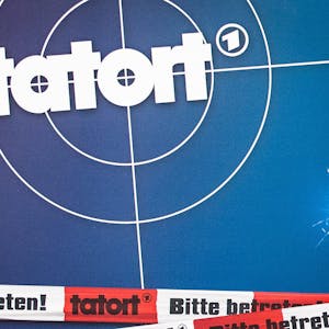 ARCHIV - 08.12.2015, Baden-Württemberg, Stuttgart: Das Logo des ARD-Kultkrimis "Tatort" ist im Rundfunkhaus des Südwestrundfunks (SWR) zu sehen. (zu dpa-Extra «Tatort»-Jahr-Bilanz: Verlust an TV-Zuschauern) Foto: Christoph Schmidt/dpa +++ dpa-Bildfunk +++