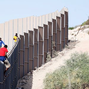 Lampedusa: Migranten klettern über einen Zaun auf der Insel Lampedusa. Die EU hat sich auf eine Asylreform geeinigt.