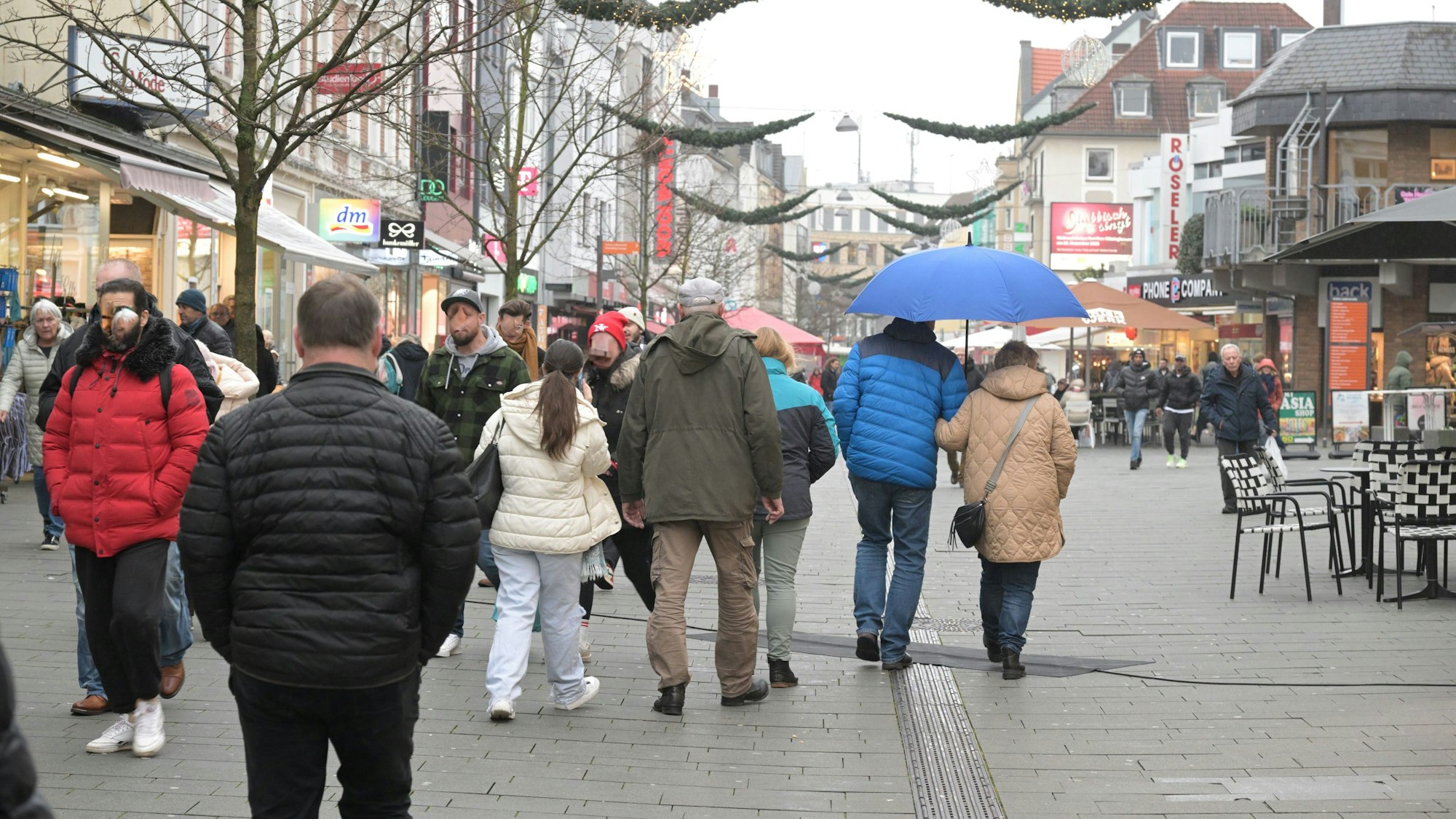 Menschen laufen durch die Gladbacher Fußgängerzone.