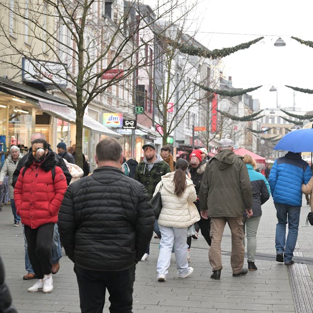 Menschen laufen durch die Gladbacher Fußgängerzone.&nbsp;