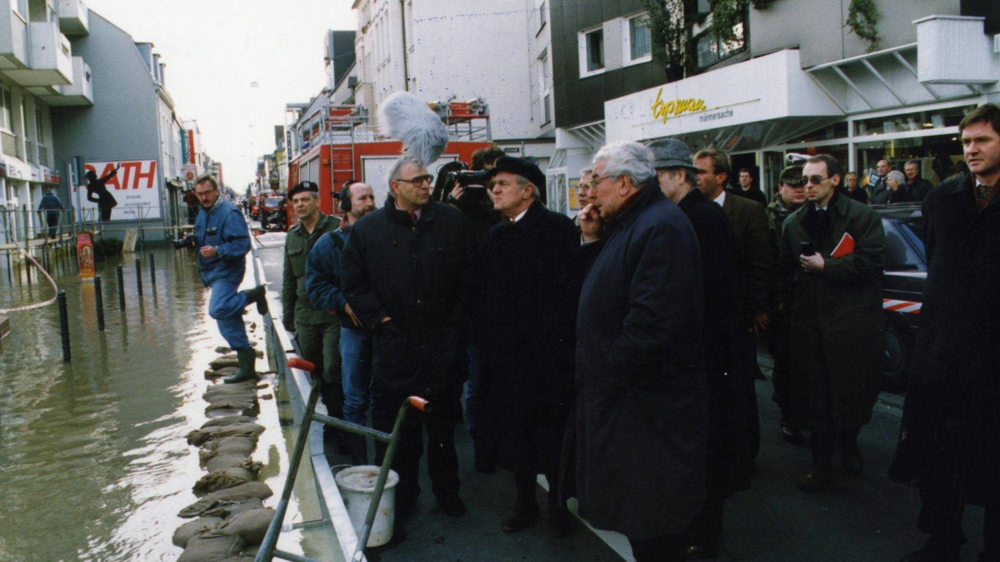 Der damalige NRW-Ministerpräsident Johannes Rau (mit Mütze) besuchte 1995 die überfluteten Straßen.