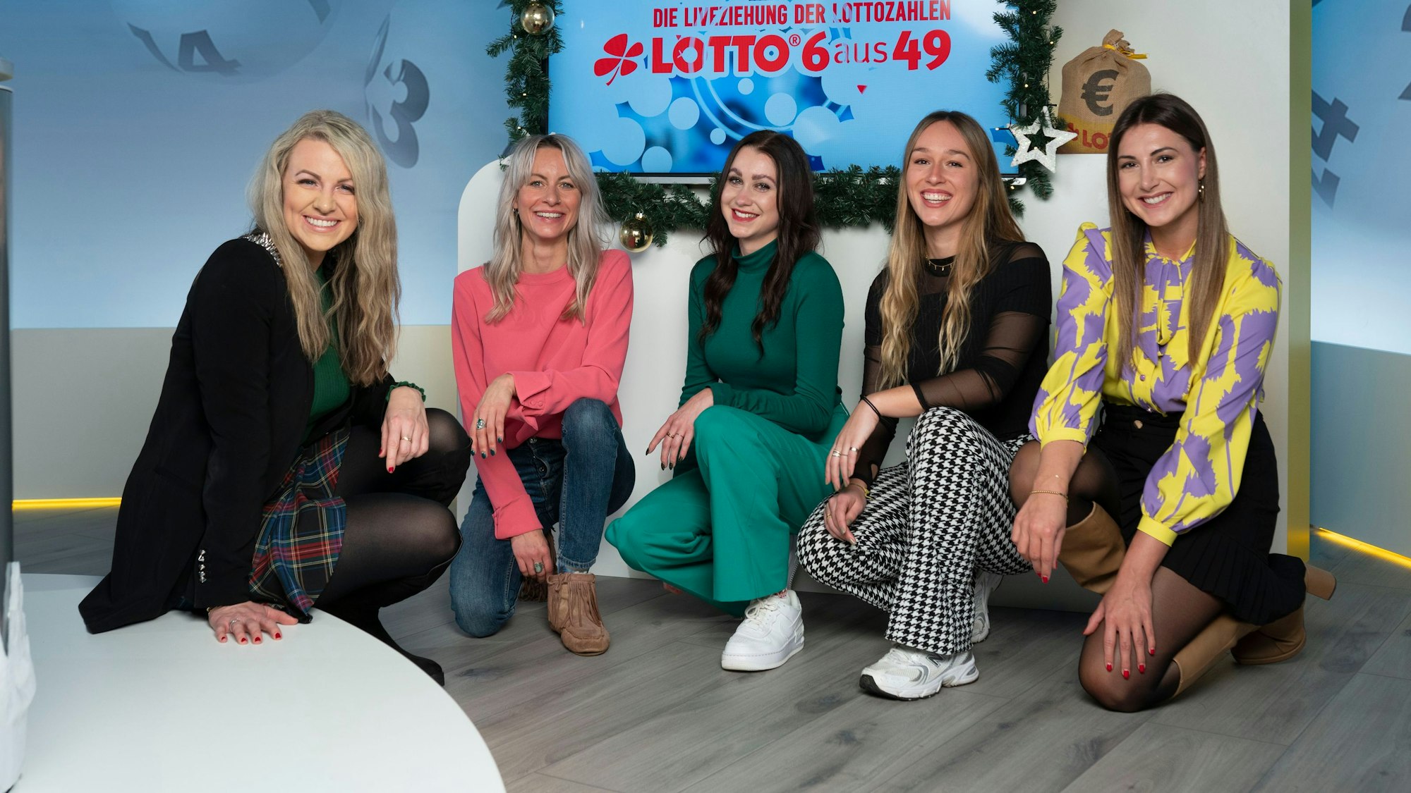 Das Moderationsteam der Live-Ziehung von LOTTO 6aus49 ab dem 1. Januar 2024: Miriam Hannah, Celina Fries, Aliena Pfeiffer, Sophia Schreiber und Louisa Schlang (vlnr) |