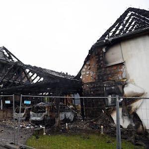 Die beiden abgebrannten Häuser und das Carport in Wipperfürth-Ohl.