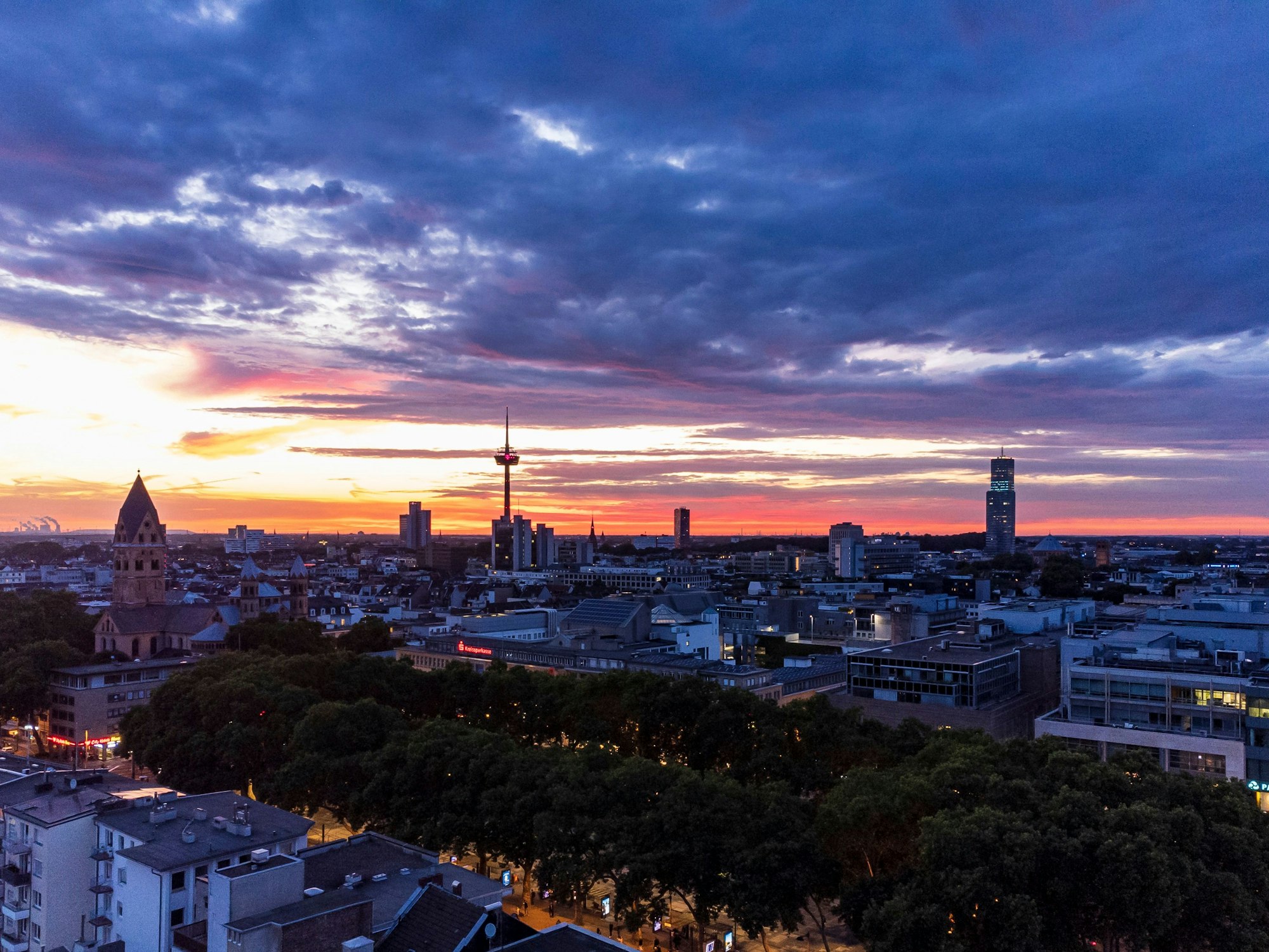 Das Kölner Stadtpanorama bei Sonnenuntergang.