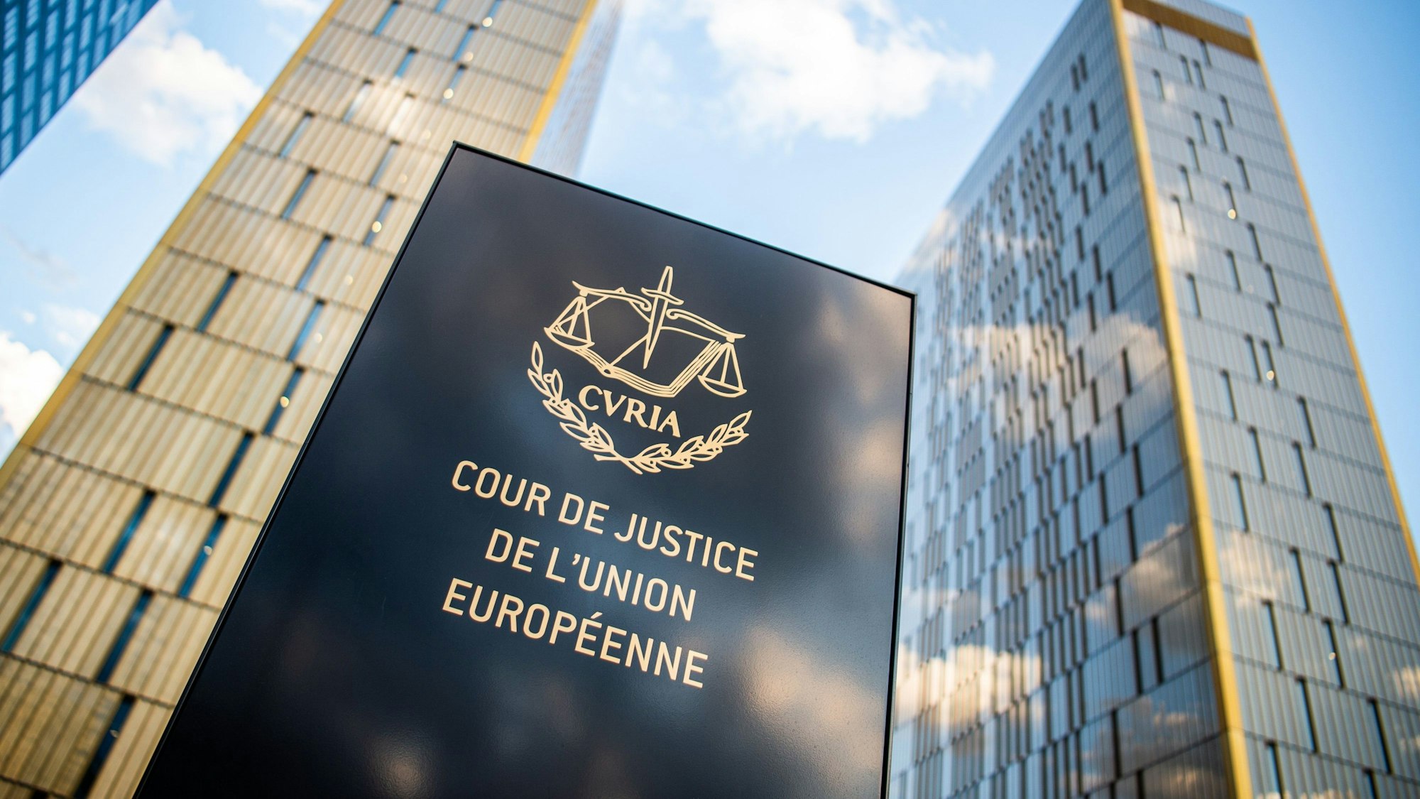 Ein Schild mit der Aufschrift „Cour de Justice de l'union Européene“ steht vor dem Europäischen Gerichtshof im Europaviertel. Der EuGH urteilt im Streit um die Super League.