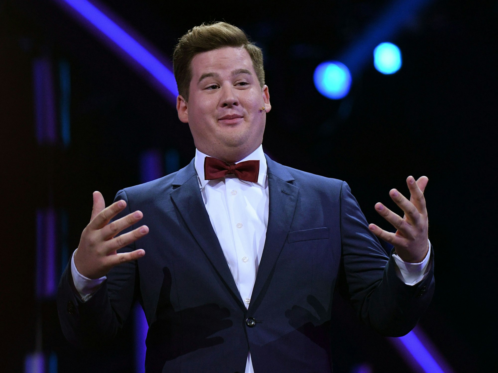 Der Komiker Chris Tall hält bei der Verleihung des Deutschen Comedypreises 2018 eine Laudatio.