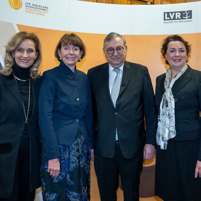 (v.l.) Ulrike Lubek, Henriette Reker, Abraham Lehrer und Anne Henk-Hollstein bei der Verleihung des Ehrenringes des Rheinlandes an Abraham Lehrer.