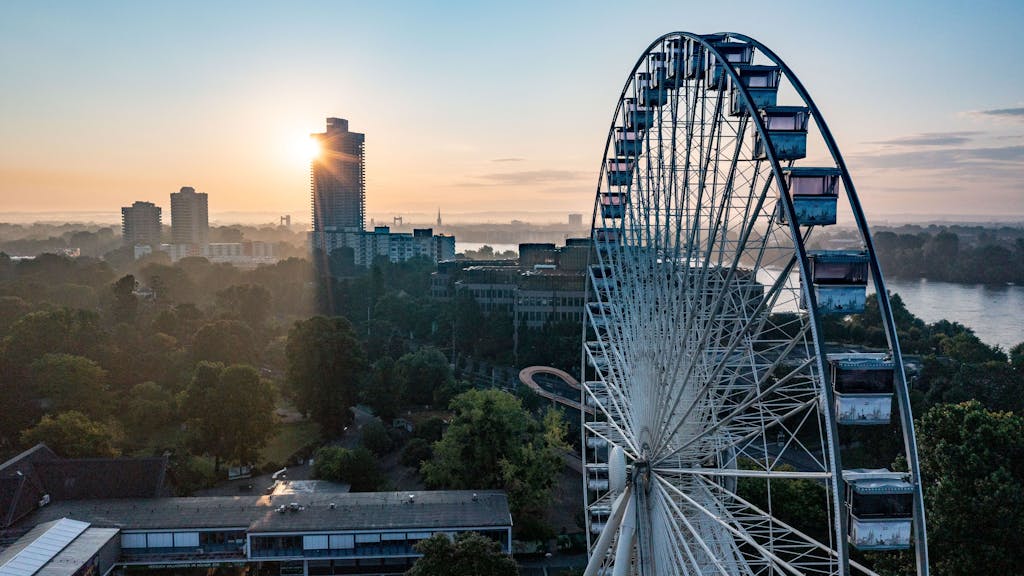 Sonnenaufgang mit Riesenrad am Kölner Zoo. Eine Luftaufnahme mit Drohne.