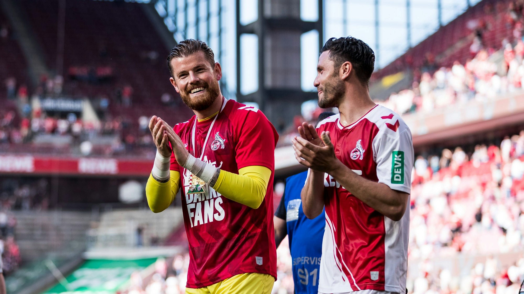 Der langjährige FC-Torwart Timo Horn (l.), hier mit Ex-FC-Kapitän Jonas Hector, hat offenbar einen neuen Verein gefunden. (Archivbild)