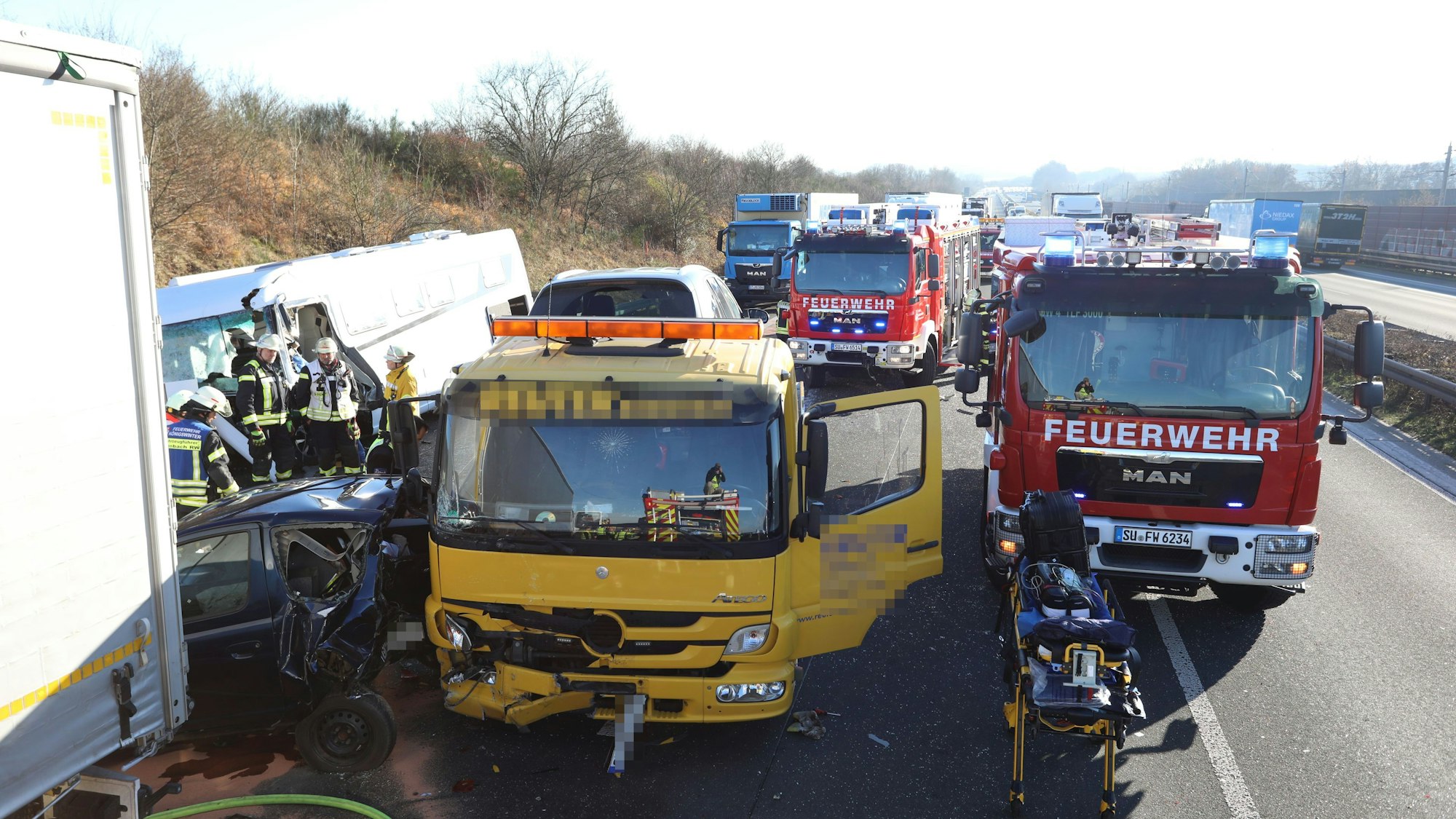 Bei dem Unfall auf der A3 in Höhe von Hennef-Dambroich wurden fünf Menschen zum Teil schwer verletzt.
