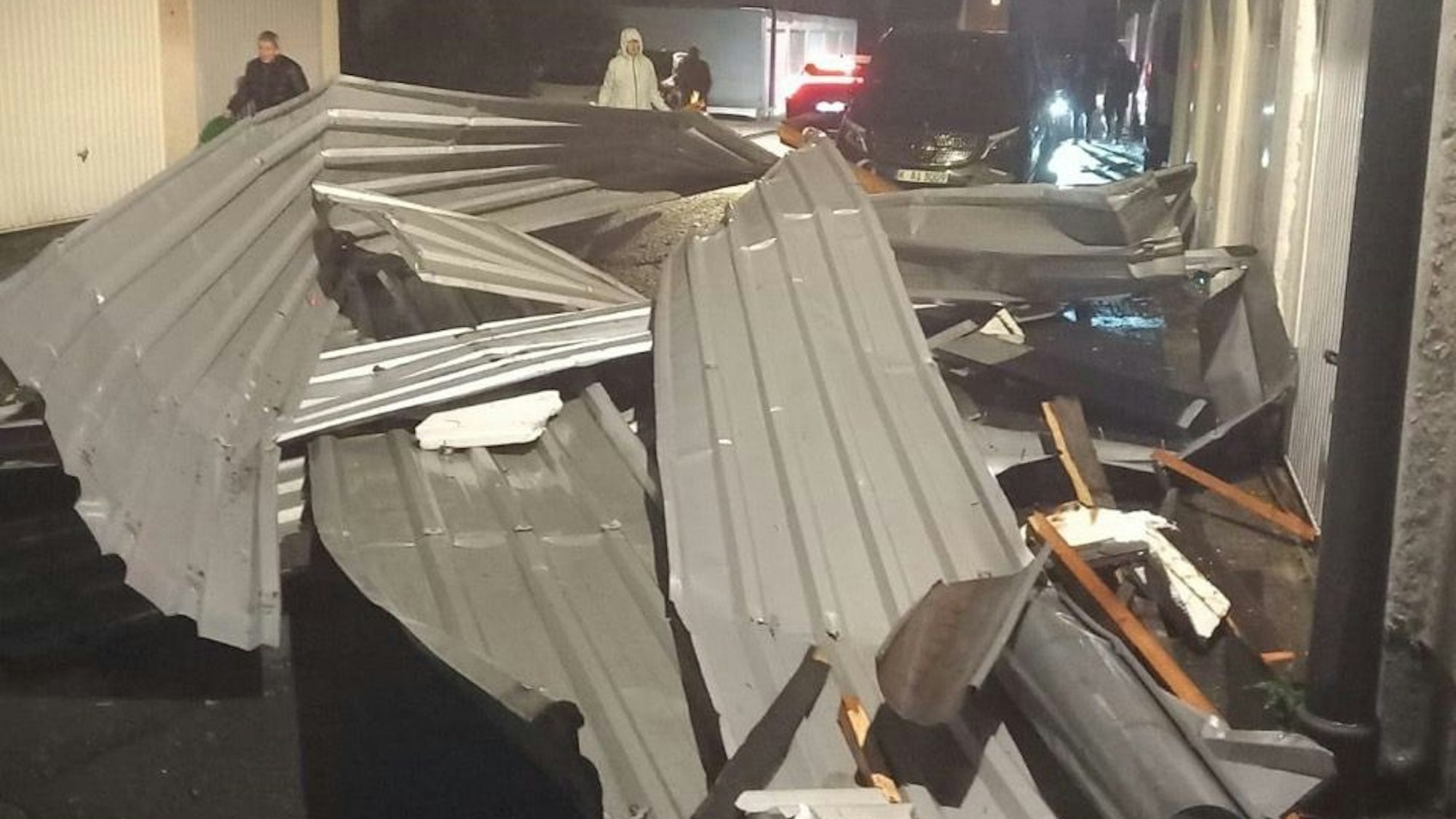 Das Dach einer Industrie-Anlage ist dem Sturm zum Opfer gefallen.