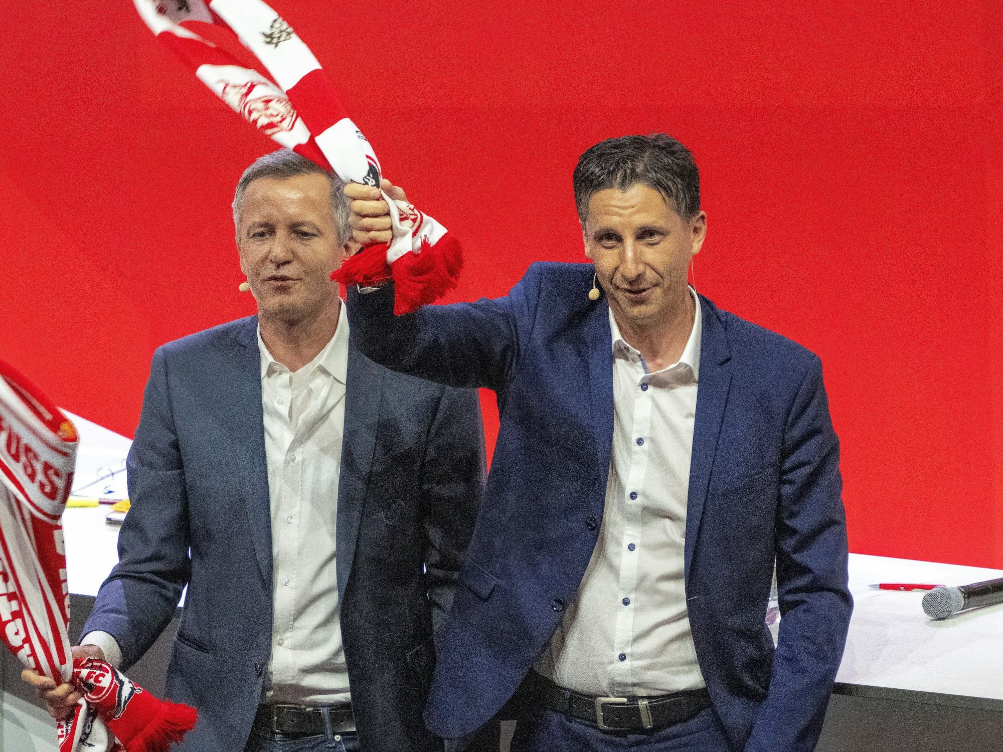 Philipp Türoff und Christian Keller schwingen Schals des FC zur Vereinshymne.