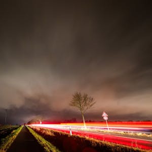 Niedersachsen, Laatzen: Wolken ziehen am Donnerstag (21. Dezember) über die Region Hannover hinweg. Sturmtief „Zoltan“ führt zu Sturmflut und Flugausfällen.