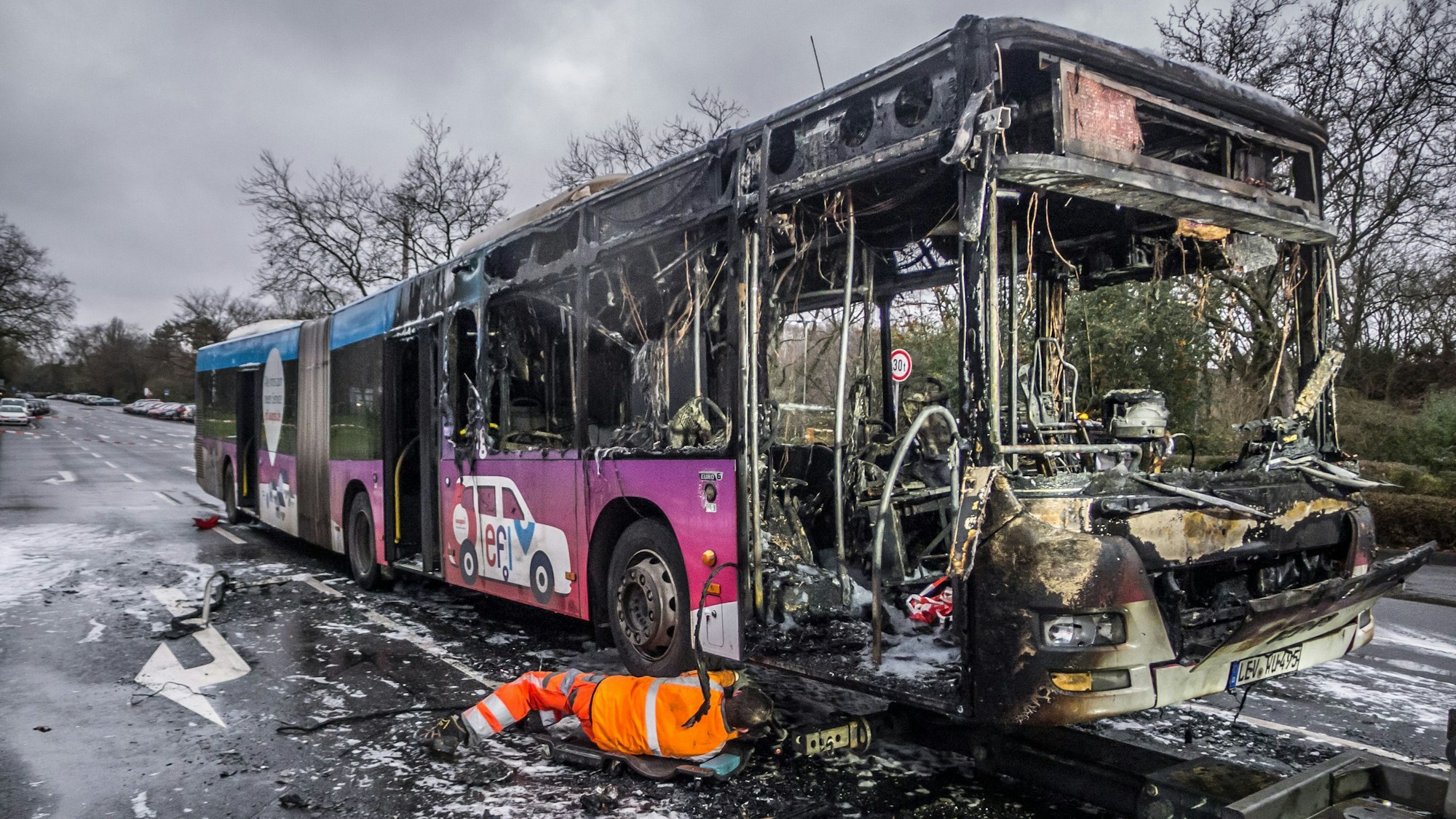 Ein ausgebrannter Wupsi-Bus wird vom Abschleppdienst an den Haken genommen. Foto: Ralf Krieger