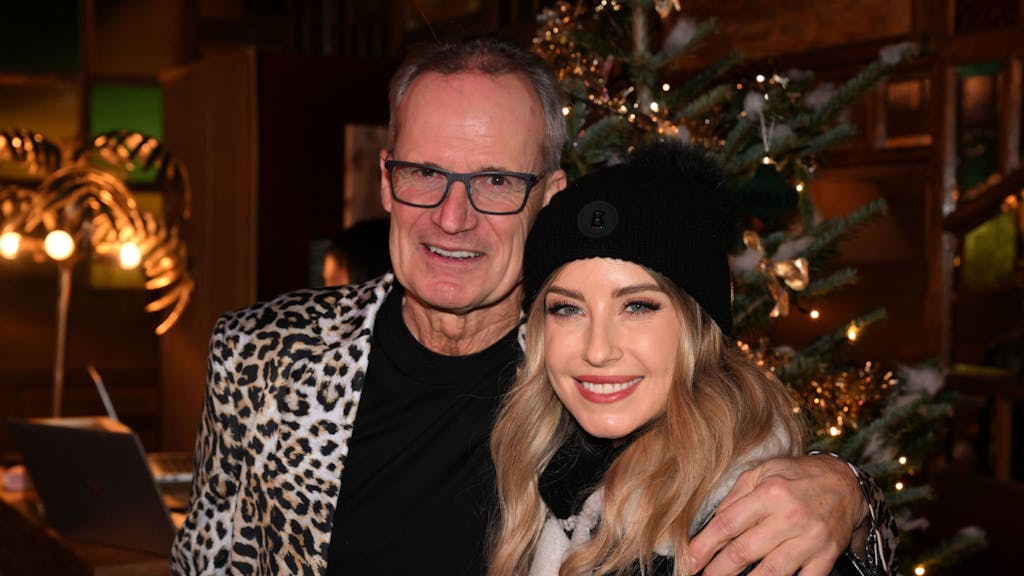 Cathy Hummels und ihr Vater Fredi Fischer stehen bei der Wohltätigkeits-Weihnachtsaktion von Cathy Hummels im Teatro Spiegelzelt.