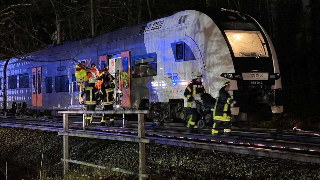 Reisende werden aus einem Regionalzug gebracht, auf den ein Baum aufgrund des Sturms gestürzt war. Nach Angaben eines Polizeisprechers konnte der Zug mit seinen 200 Reisenden nicht weiterfahren und musste auf freier Strecke geräumt werden.