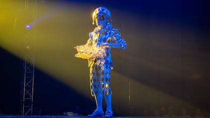 Christoph Müller alias Kristalleon spielt beim Cirque Bouffon am Brüsseler Platz auf seinen Gläsern Musik.