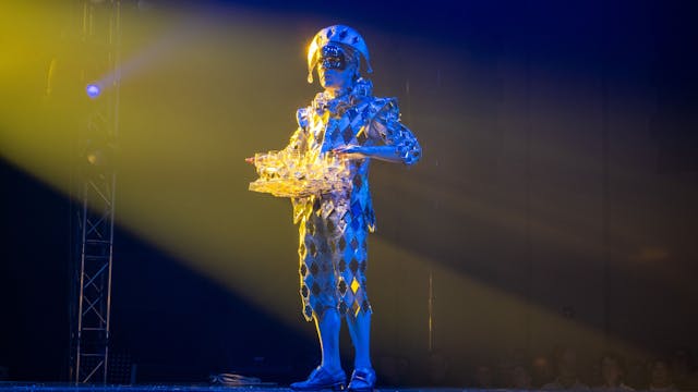 Christoph Müller alias Kristalleon spielt beim Cirque Bouffon am Brüsseler Platz auf seinen Gläsern Musik.