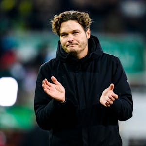 Dortmunds Trainer Edin Terzic reagiert nach dem Spiel unzufrieden und bedankt sich bei den Fans.