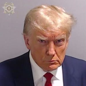 Auch der Mug-Shot von Ex-US-Präsident Donald Trump nach seiner Festnahme am 23. August 2023 dient dem Opfernarrativ Trumps.