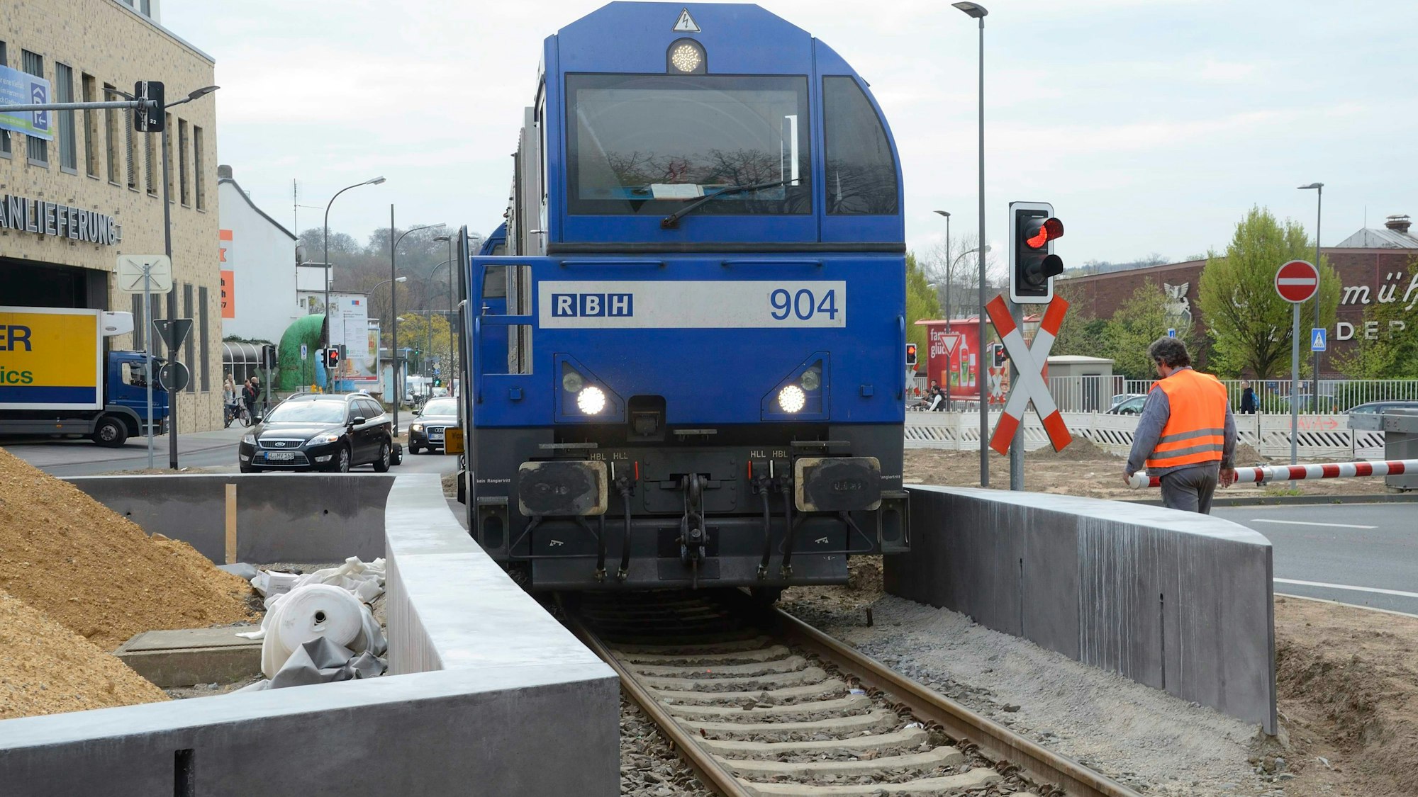 Das Foto zeigt einen Güterzug, der das Driescher Kreuz passiert.