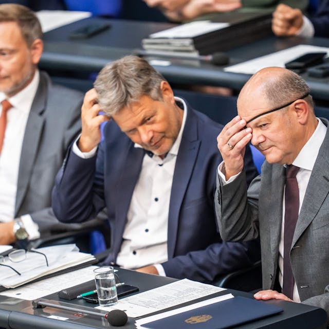 Bundeskanzler Olaf Scholz (SPD), nimmt neben Robert Habeck (Bündnis 90/Die Grünen), Bundesminister für Wirtschaft und Klimaschutz, und Christian Lindner (FDP), Bundesminister der Finanzen, an einer Generaldebatte des Bundestags teil.