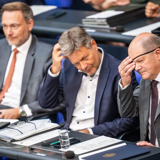 Bundeskanzler Olaf Scholz (SPD), nimmt neben Robert Habeck (Bündnis 90/Die Grünen), Bundesminister für Wirtschaft und Klimaschutz, und Christian Lindner (FDP), Bundesminister der Finanzen, an einer Generaldebatte des Bundestags teil.