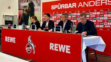 Pressesprecherin Lil Zercher, die Geschäftsführer Christian Keller und Philipp Türoff und FC-Präsident Werner Wolf bei der Pressekonferenz des 1. FC Köln zur Trennung von Steffen Baumgart und zur Transfersperre.