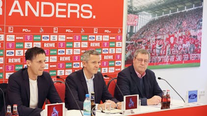 Die FC-Geschäftsführer Christian Keller, Philipp Türoff und Präsident Werner Wolf (v.l.) äußern sich während der Pressekonferenz am Geißbockheim.