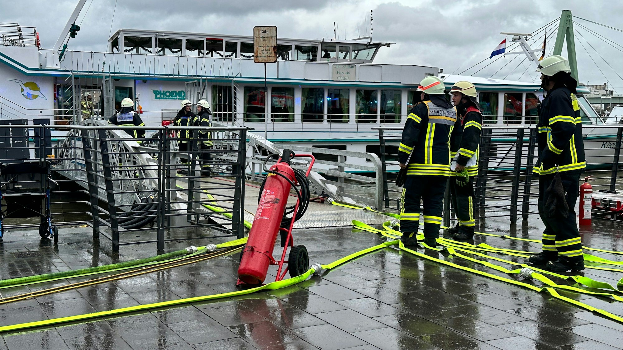 Die Kölner Feuerwehr bei einem Einsatz auf dem Hotelschiff „Rheinprinzessin“.