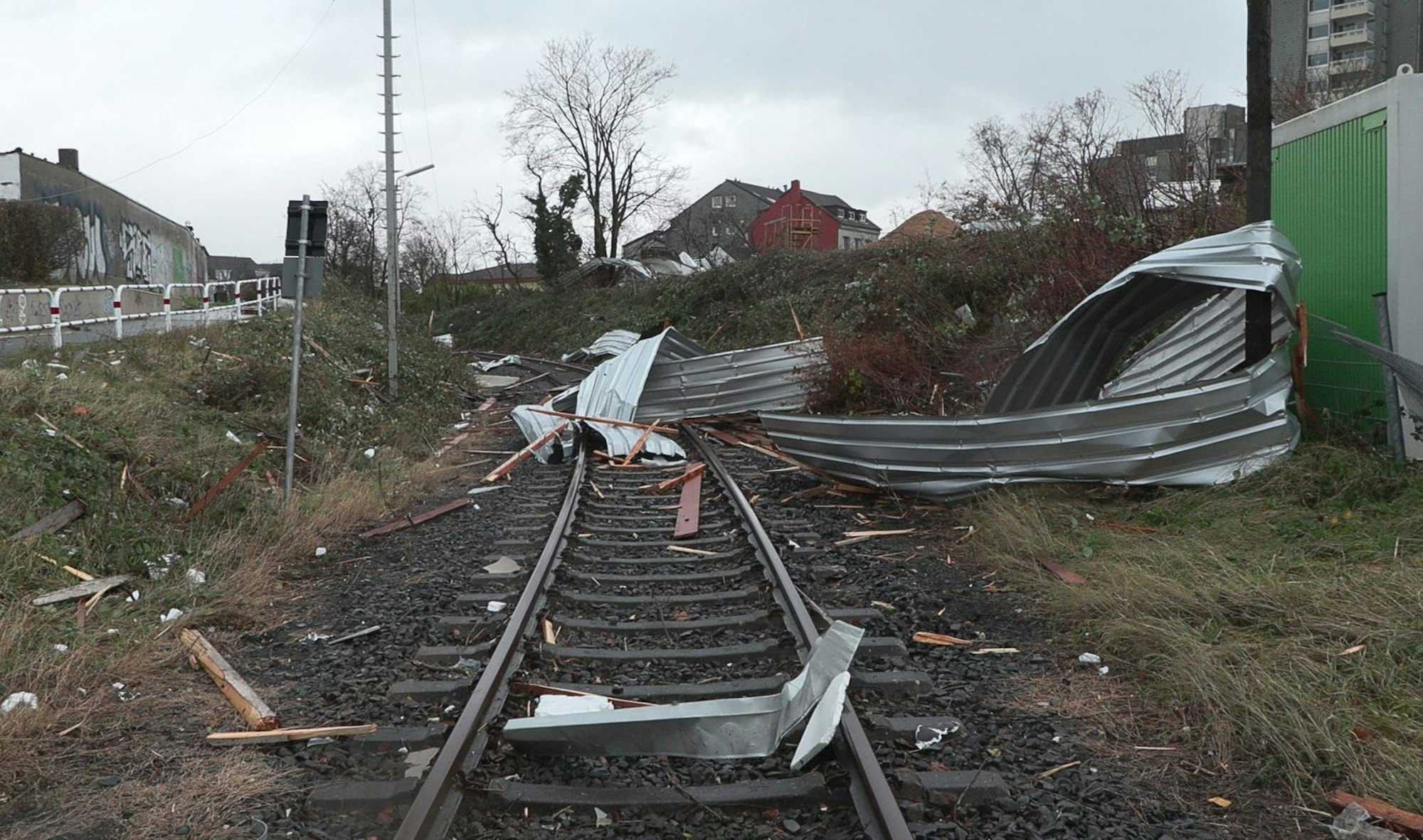 Teile von abgedeckten Dächern und Hallen liegen auf Gleisen der Bahn. Sturmtief „Zoltan“ sorgte für schwere Schäden in Köln.