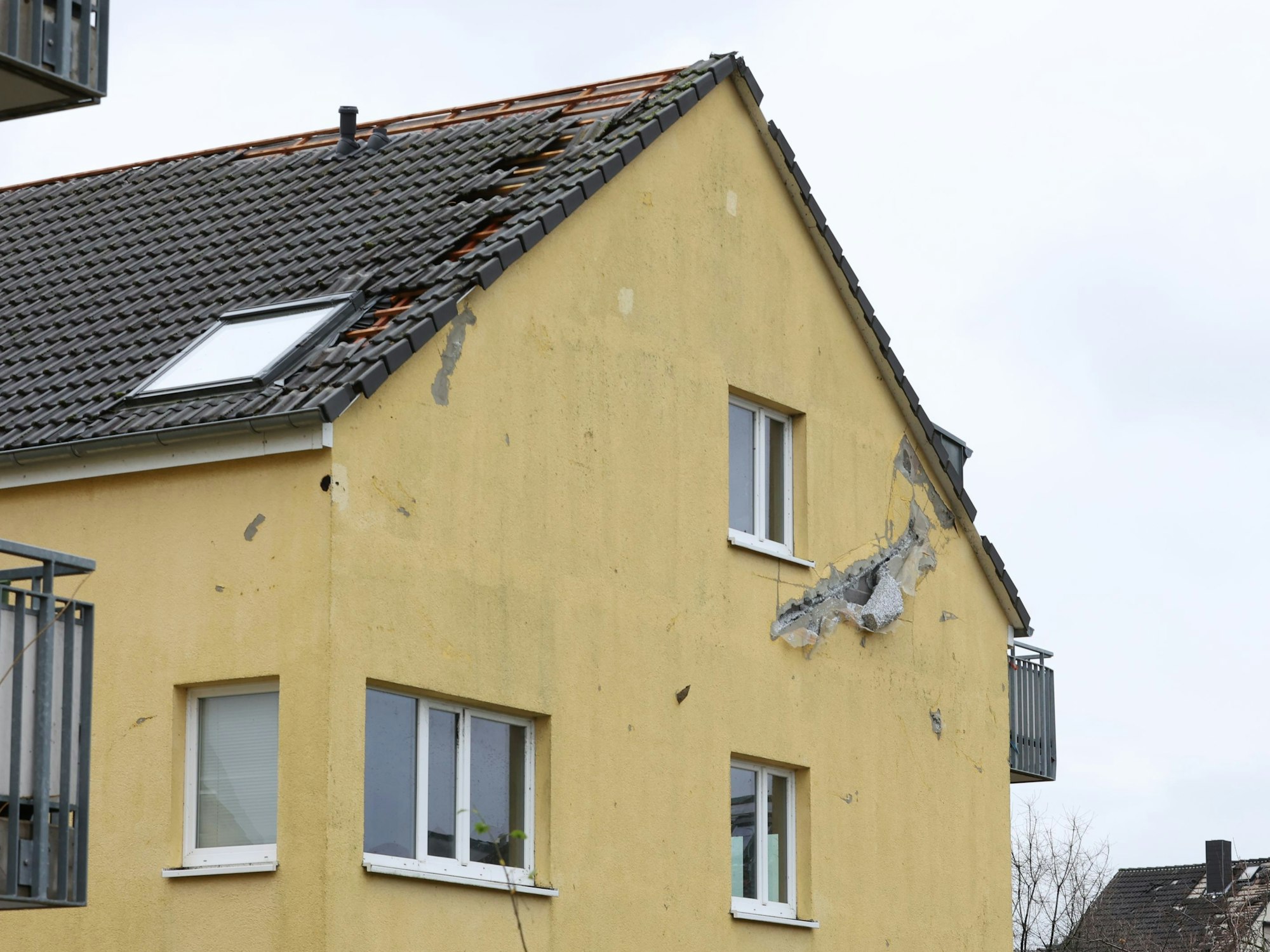Ein beschädigtes Haus. Die Wand ist aufgebrochen, Ziegel sind heruntergefallen.