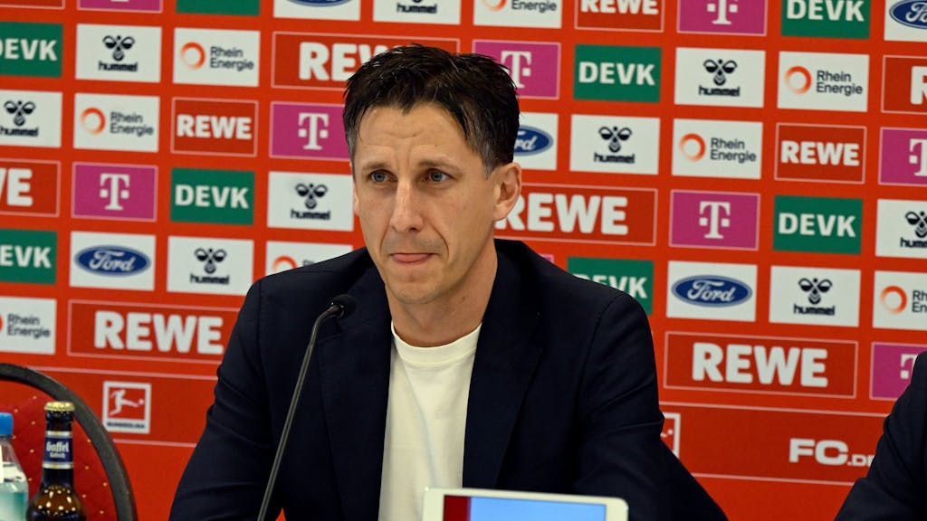 Christian Keller, Geschäftsführer 1. FC Köln, spricht zu den Medienvertretern.&nbsp;