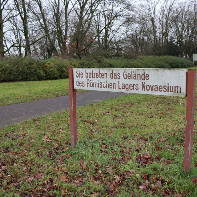 Ein Schild an der Kölner Straße in Neuss weist auf das Römerlager hin, das vor 2000 Jahren dort erricht wurde.