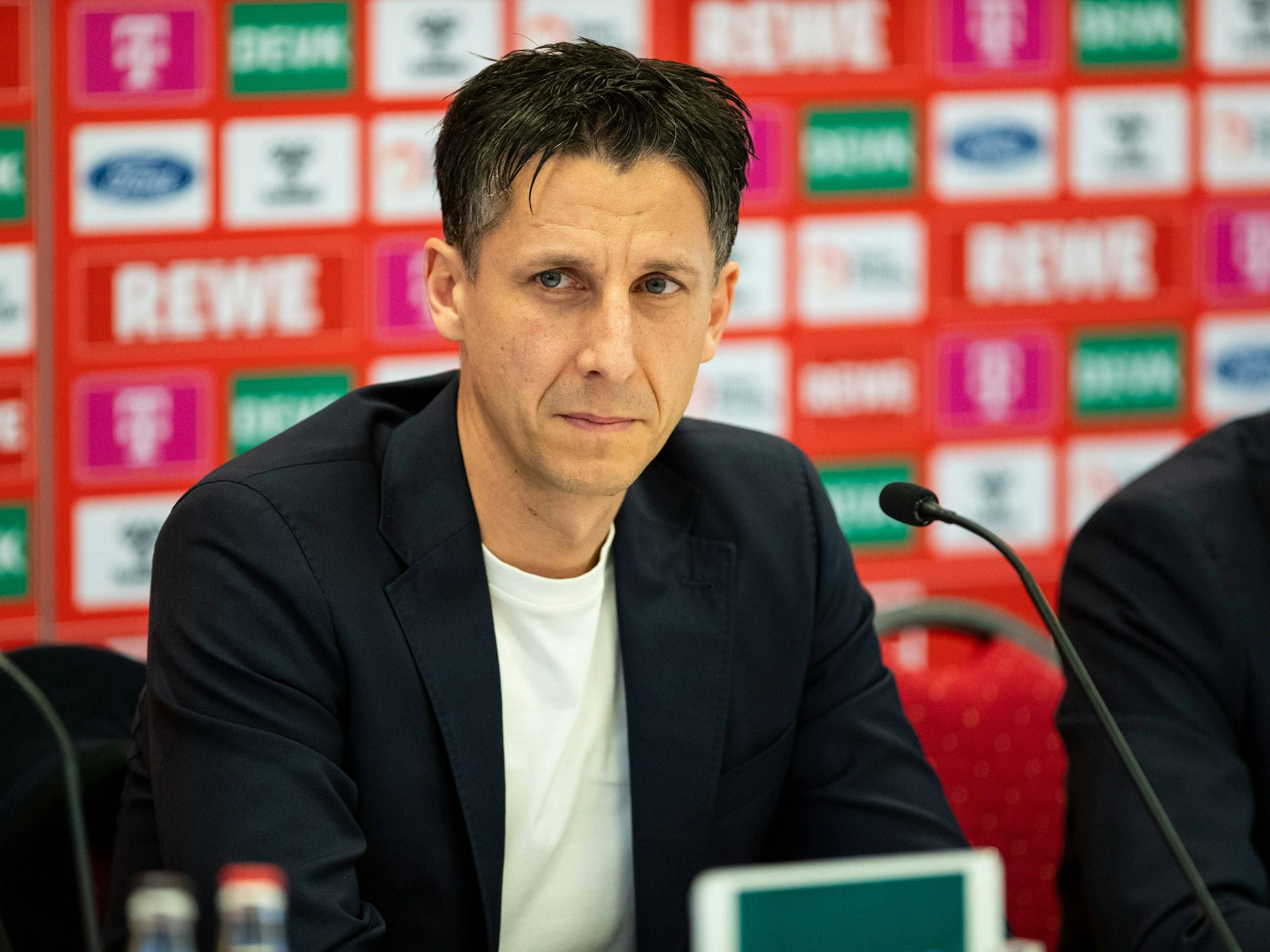 Christian Keller, Geschäftsführer des 1.FC Köln bei der Pressekonferenz nach der Verkündung des CAS-Urteils und nach Beendigung der Zusammenarbeit mit Cheftrainer Steffen Baumgart.