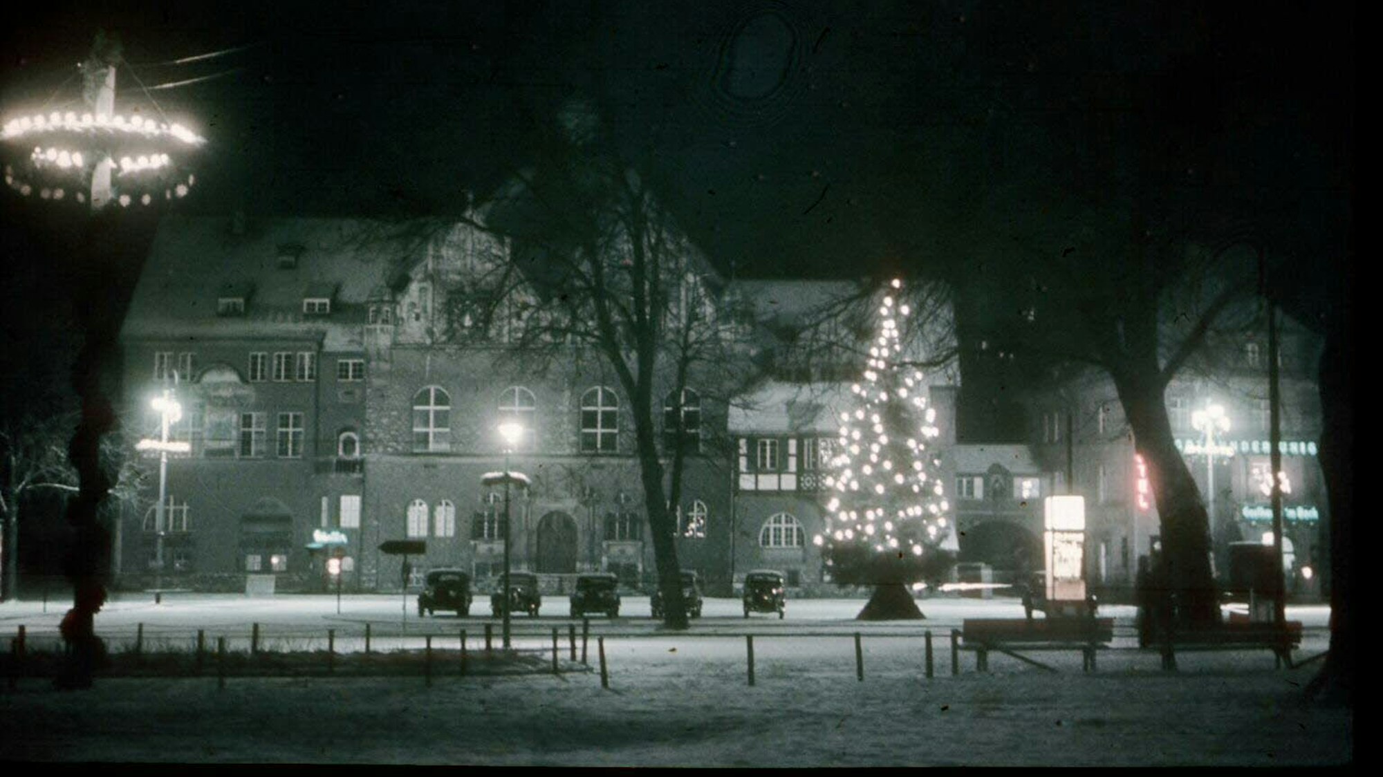 Marktplatz in Bergisch Gladbach, Dezember 1945. Das Rathaus mit dem ersten Weihnachtsbaum nach dem Zweiten Weltkrieg. Rechts das Hotel Am Bock