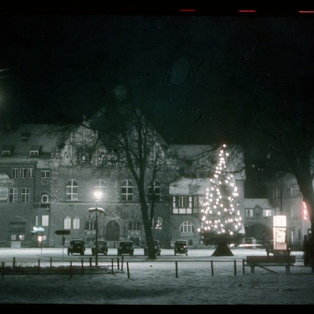 Marktplatz in Bergisch Gladbach, Dezember 1945. Das Rathaus mit dem ersten Weihnachtsbaum nach dem Zweiten Weltkrieg. Rechts das Hotel Am Bock&nbsp;