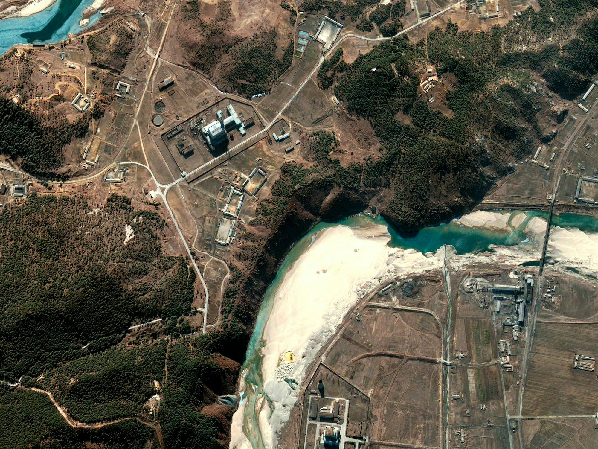 Hier ein älteres Satellitenbild (2002), auf der Atomkomplex Yongbyon in Nordkorea zu sehen ist.