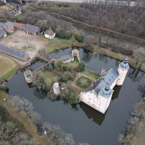 Das Bild zeigt die Burg Veynau aus der Luft.