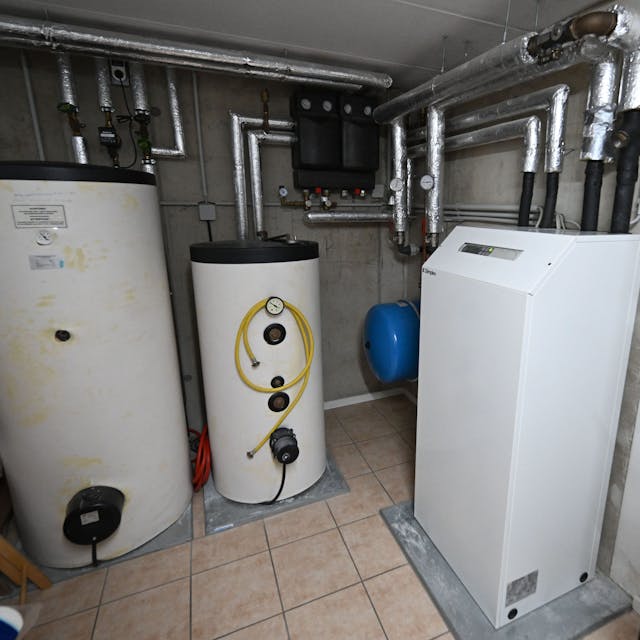 Eine Wasser-Wasser Wärmepumpe mit Brunnen steht im Keller eines Einfamilienhauses. Ab Januar dürfen in Neubauten innerhalb von Neubaugebieten nur Heizungen eingebaut werden, die auf 65 Prozent erneuerbaren Energien basieren. Das dürfte in vielen Fällen eine Wärmepumpe sein.