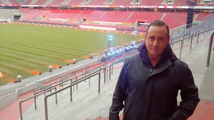 Der technische Leiter Denis Müller steht auf der Tribüne des Rhein-Energie-Stadions.