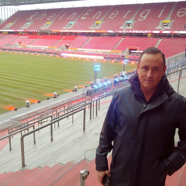 Der technische Leiter Denis Müller steht auf der Tribüne des Rhein-Energie-Stadions.