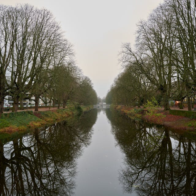 Das Foto zeigt die Spazierwege am Clarenbach-Kanal in Köln-Lindenthal.