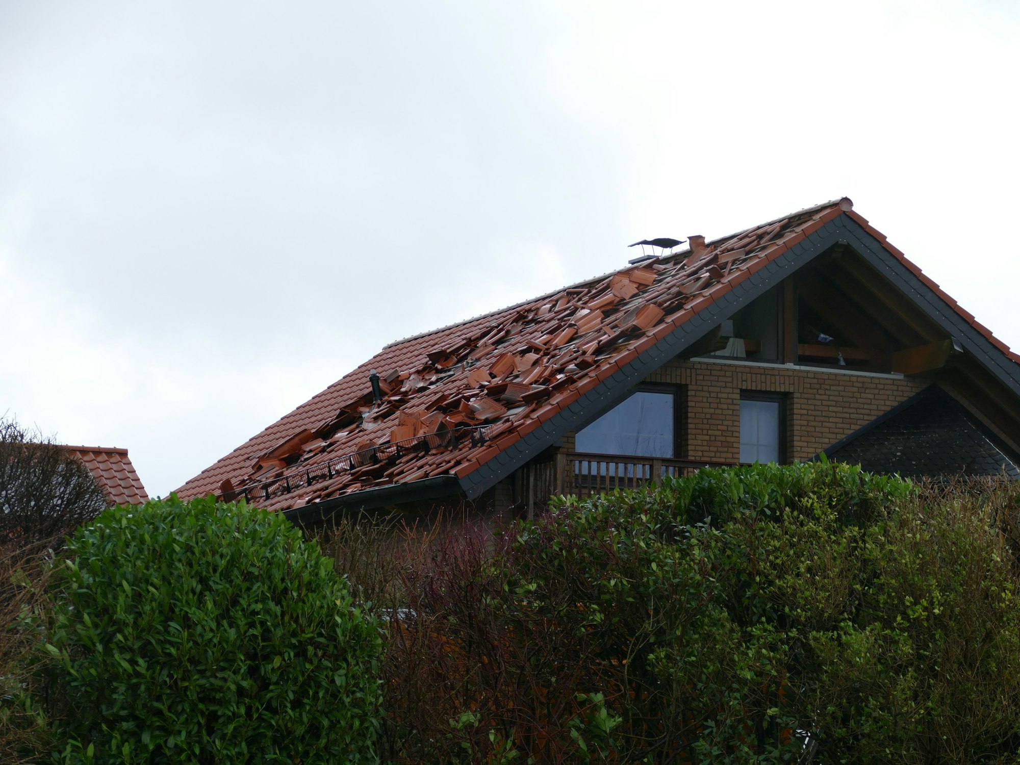 Ein Haus mit abgedeckten Dachschindeln.