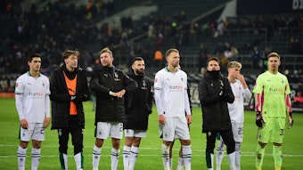 Spieler von Borussia Mönchengladbach stehen nach einem Sieg nebeneinander.