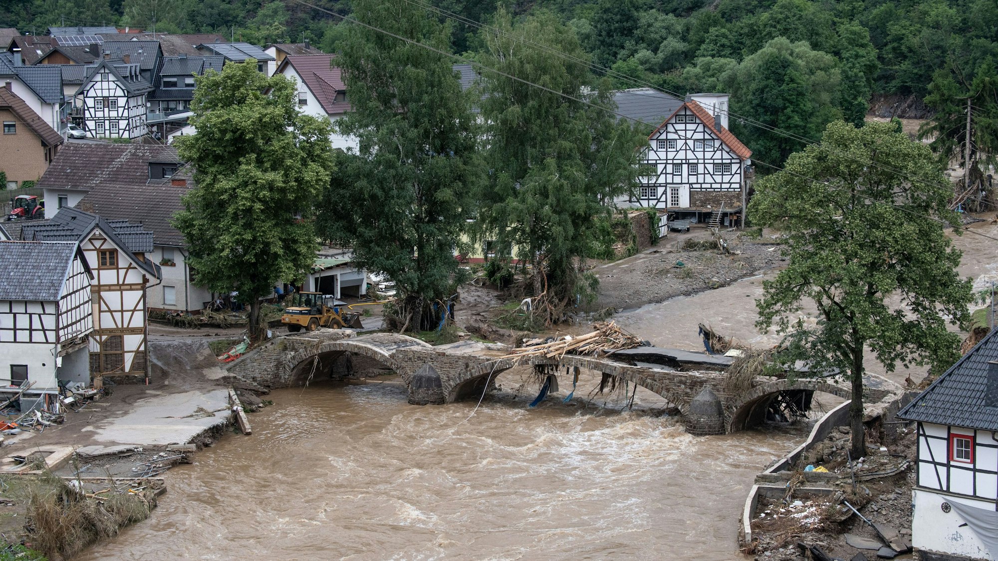 Die Brücke in dem Dorf im Kreis Ahrweiler ist nach dem Unwetter mit Hochwasser unterspült.