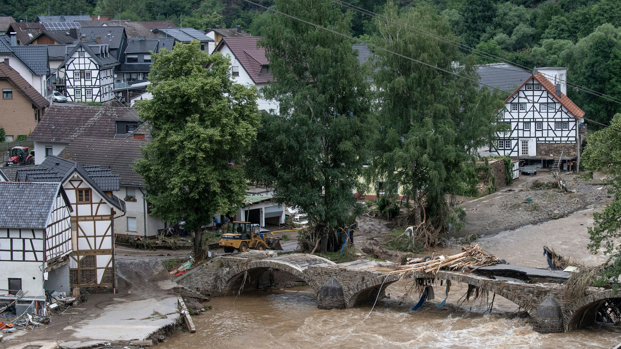 Schuld am 15. Juli 2021: Die Brücke in dem Dorf im Kreis Ahrweiler ist nach dem Unwetter mit Hochwasser unpassierbar geworden. An den Nothilfen für die Region könnte der Bundeshaushalt 2024 scheitern.