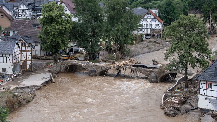 Die Brücke in dem Dorf im Kreis Ahrweiler ist nach dem Unwetter mit Hochwasser unterspült.