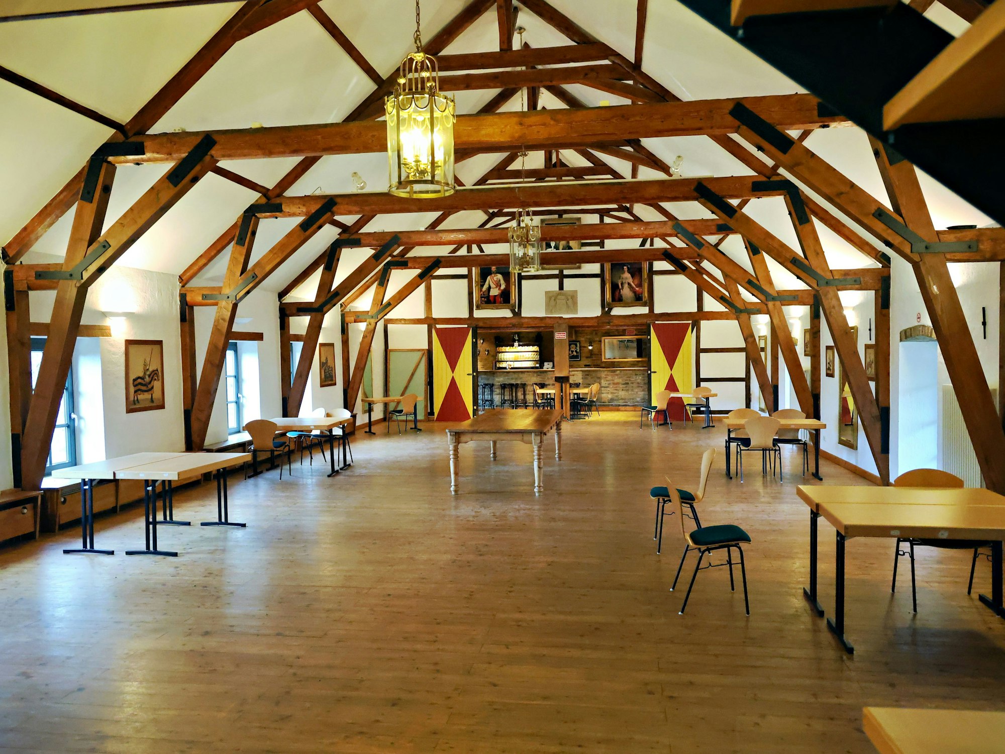 Der Konferenzsaal wird durch die Balkenkonstruktion des Dachstuhls geprägt.