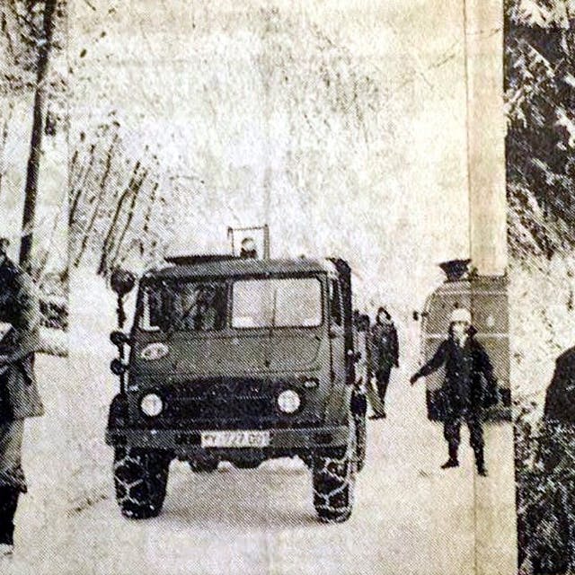 Alte Fotos zeigen Einsatzkräfte im Schnee, die Bäume wegräumen.